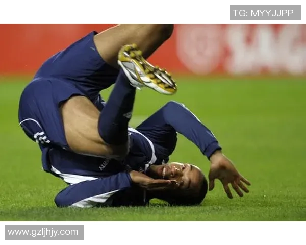 足球明星摔倒瞬间大集合：从跌倒到反击的精彩瞬间回顾